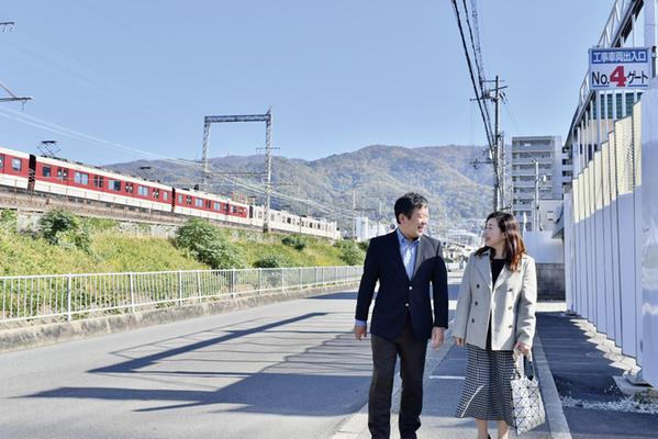 「どちらの駅へもフラットルート。実際に歩いてみると、東花園も意外と近いです」